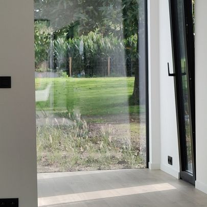 Outdoor Living - Bijgebouw / container met Aluminium buitenschrijnwerk